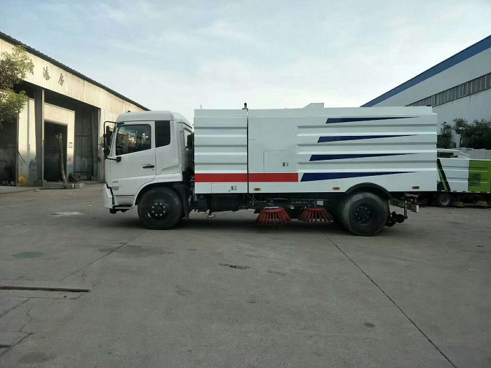 東風(fēng)天錦掃路車(chē)圖片