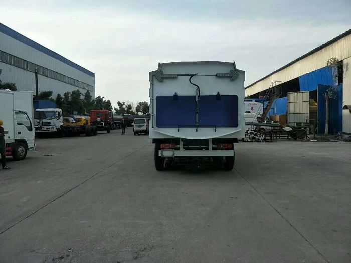 東風(fēng)天錦掃路車(chē)圖片