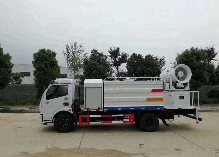 東風(fēng)大多利卡D7多功能抑塵車圖片