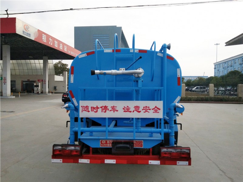 東風(fēng)多利卡（9.5方）綠化噴灑車圖片