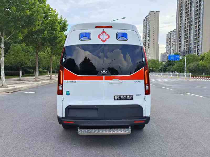 大通V70中軸中頂救護(hù)車圖片